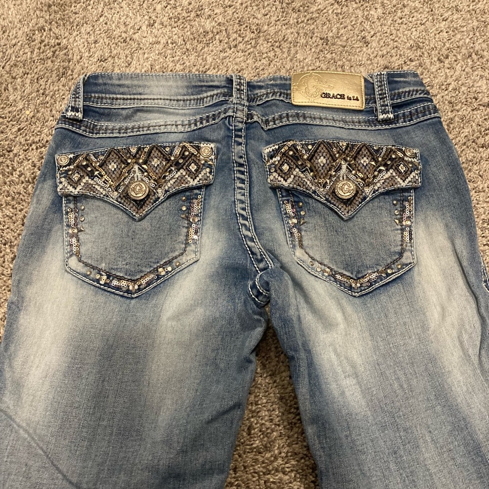Grace in LA bootcut jeans with embroidered pockets, light faded wash
Size 27/32